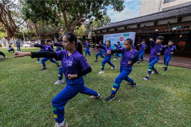 「藍天教室」結合生活律動與武術課程，至今已走過25年。（郭吉銓攝）