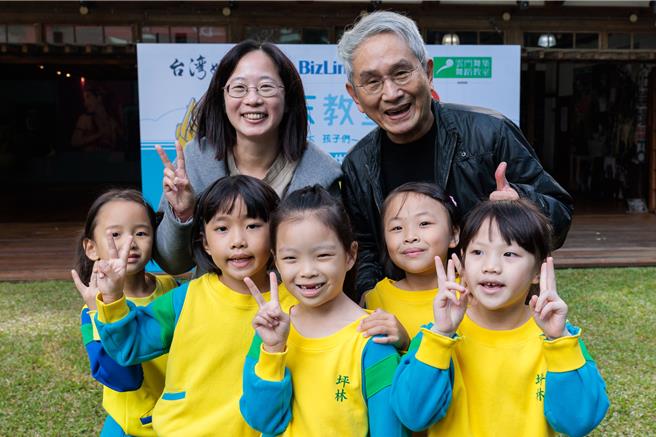  雲門舞集創辦人林懷民一早陪孩子動身體。（郭吉銓攝）