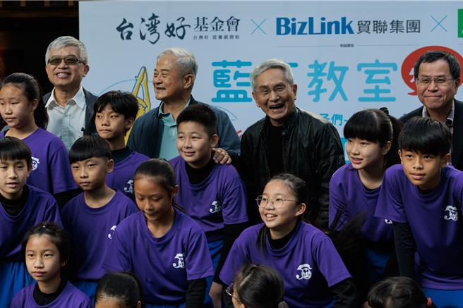 1999年的921大地震造成許多家庭一夕劇變，由台灣好基金會董事長柯文昌與雲門舞集創辦人林懷民打造「藍天教室」，由雲門舞集的舞者進入災區，以身體律動課程陪伴災區孩子走過災後重建的日子，撫平心靈的傷痛。災後的藍天教室並沒有中斷，持續到偏鄉舉辦生活律動與武術課程，至今已走過25年。（郭吉銓攝）