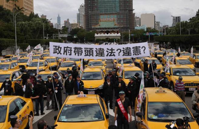 為了擺脫行人地獄惡名，交通部6月30日起恢復人行道、行人穿越道違停檢舉，記點新制也加嚴至1年滿12點即吊扣駕照2個月，卻讓計程車等職業駕駛不滿，認為記點制度嚴格。全民計程車團體號召多輛計程車司機，在總統府前的凱達格蘭大道舉辦「計程車請願」集會。（陳君瑋攝）