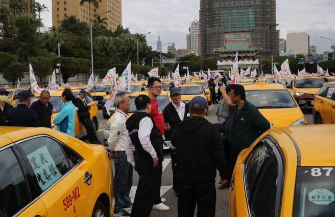 為了擺脫行人地獄惡名，交通部6月30日起恢復人行道、行人穿越道違停檢舉，記點新制也加嚴至1年滿12點即吊扣駕照2個月，卻讓計程車等職業駕駛不滿，認為記點制度嚴格。全民計程車團體號召多輛計程車司機，在總統府前的凱達格蘭大道舉辦「計程車請願」集會。（陳君瑋攝）