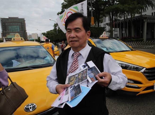 為了擺脫行人地獄惡名，交通部6月30日起恢復人行道、行人穿越道違停檢舉，記點新制也加嚴至1年滿12點即吊扣駕照2個月，卻讓計程車等職業駕駛不滿，認為記點制度嚴格。全民計程車團體號召多輛計程車司機，在總統府前的凱達格蘭大道舉辦「計程車請願」集會，司機蔡先生出示多張遭檢舉的罰單，表示巳經不太敢開計程車了。（陳君瑋攝）