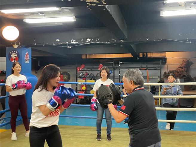 国民党台北市立委参选人李彦秀(前左)练习拳击，喊出「打破贪污！」（中时资料照／刘彦宜摄）