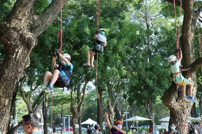 23日嘉有好市集嘉義縣農業處將在大雨豆樹下將推出「徜徉綠空聖誕親子攀樹體驗活動」。（圖片來源：嘉義縣農業處提供）