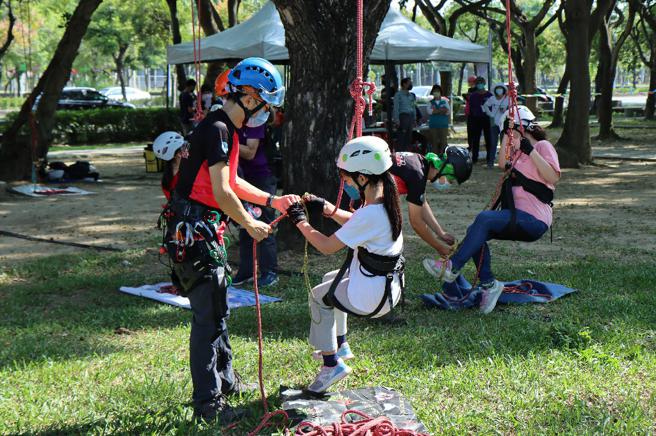 攀樹體驗由專業教練、挑選堅固大樹進行，透過教練和安全設備的協助，讓大人小孩安全體驗攀樹樂趣。（圖片來源：嘉義縣農業處提供）