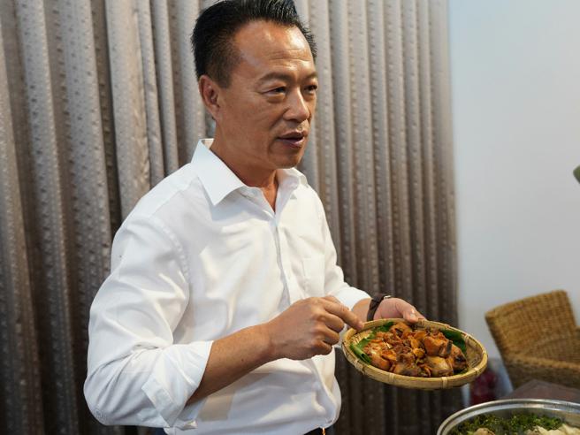 翁章梁分享阿里山的美味鍋物，邀請民眾利用元旦假期上山吃火鍋、賞日出、聽音樂會。（圖片來源：嘉義縣文觀局提供）