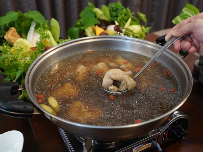 明日葉雞鍋採用當地食材，既美味又養生（圖片來源：嘉義縣文觀局提供）