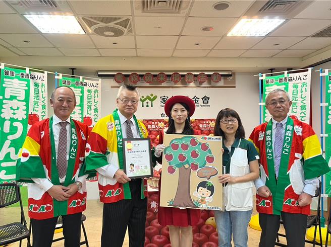 日本「社團法人青森縣蘋果對策協議會」都會從日本空運來台6箱當地青森縣大蘋果，捐贈台北家扶中心關懷弱勢家庭，至今20年頭愛心從未間斷。（台北家扶提供／林良齊台北傳真）