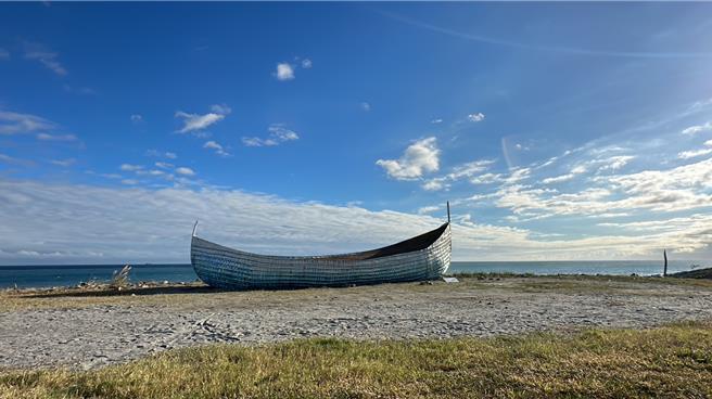 國立台東女中與中原大學建築系、全台200名美術班高中生跨校藝術共創作品《消逝的船與地景》為台東市海濱公園增添藝術氣息，也成為台東新地標。（蔡旻妤攝）
