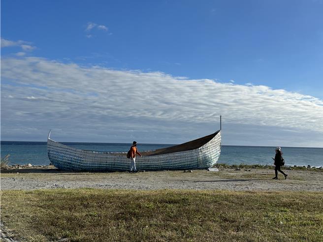 國立台東女中與中原大學建築系、全台200名美術班高中生跨校藝術共創作品《消逝的船與地景》為台東市海濱公園增添藝術氣息，也成為台東新地標。（蔡旻妤攝）