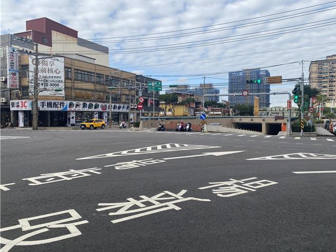 桃園市台鐵楊梅車站前，大成路與楊新路口路面標線將改善。（蔡明亘攝）