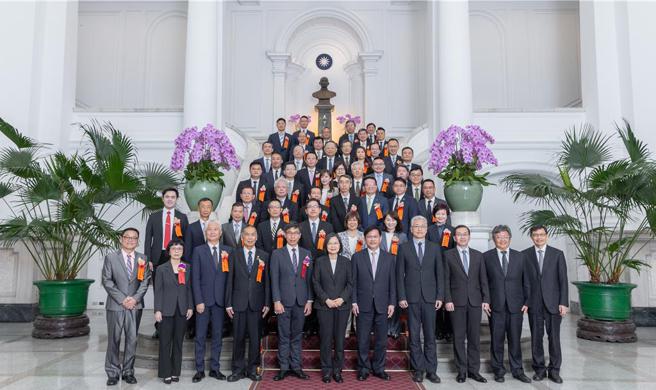 加捷生醫明星產品「甲魚全沛」獲「第20屆國家品牌玉山獎最佳產品類全國首獎」，並受總統府邀請覲見蔡英文總統。圖／加捷生醫提供