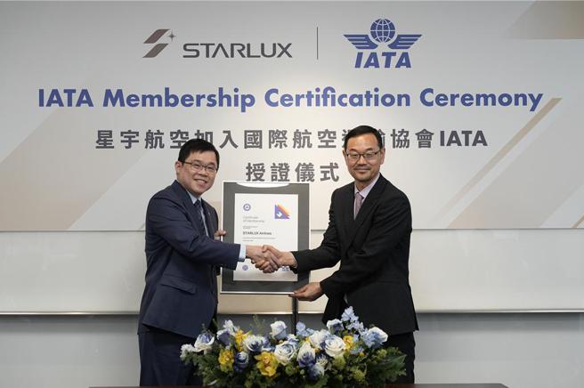 IATA北亞區副總裁解興權（右）親臨星宇航空內湖總部頒發會員證書，由星宇航空董事長張國煒代表受證。圖／星宇航空提供