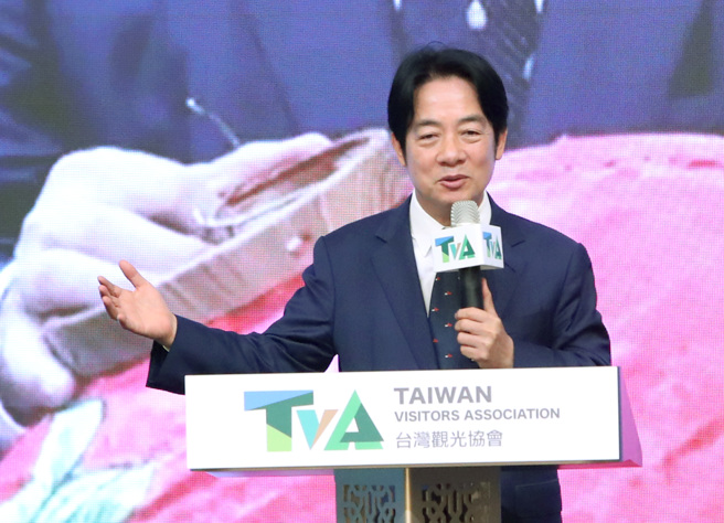 副總統賴清德13日出席「2023年財團法人台灣觀光協會捐贈人年會暨成立67週年慶祝茶會」，上台致詞。 （鄭任南攝）