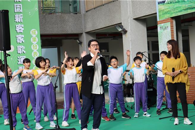 邱廉欽（前左）與新竹縣竹仁國小合力唱出童年歲月。（邱立雅攝）
