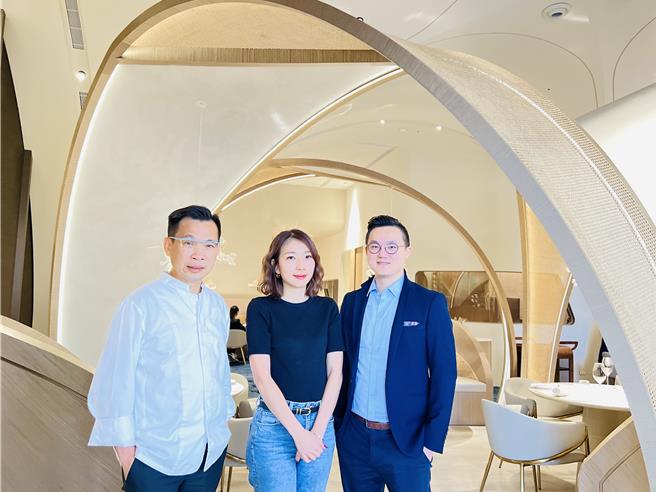 米其林綠星餐廳THOMAS CHIEN CHEF簡天才（左起）、瑞士知名家具USM總代理-瑞歐家具公關經理歐珮盈、弗勒莉藝術酒窖副總經理陳俊男，攜手打造味蕾中的ESG革命-「啖綠星，喝在地」綠色永續餐酒會。（弗勒莉酒窖提供）