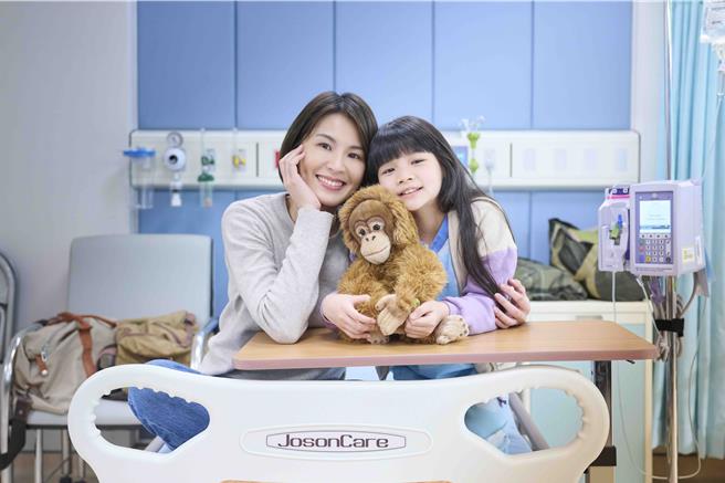 曾沛慈（左）跟鄭又菲在片中演出母女檔。（米倉影業提供）