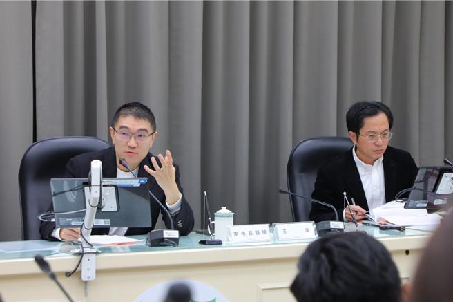 基隆市长谢国梁（左）13日主持「基隆捷运推动专案小组」第20次会议，并表示行政院即将于今年底核定基隆捷运计画，明年3月1日会挂牌成立捷运专案办公室，市府也将于明年1月底前向中央申请基捷第二阶段可行性评估经费。（基隆市政府提供／徐佑升基隆传真）