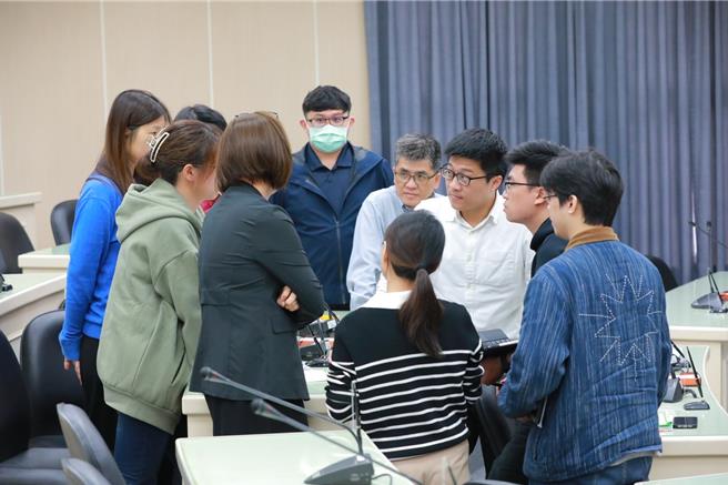 基隆市长谢国梁13日主持「基隆捷运推动专案小组」第20次会议，并表示行政院即将于今年底核定基隆捷运计画，明年3月1日会挂牌成立捷运专案办公室，市府也将于明年1月底前向中央申请基捷第二阶段可行性评估经费。图为基市府都发处长谢孝昆（后排右三）会后与同仁讨论情形。（基隆市政府提供／徐佑升基隆传真）