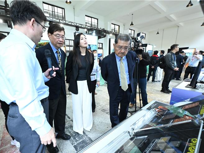 經濟部產業技術司與電電公會合辦「技術需求媒合會」，展出40項創新技術，電電公會理事長李詩欽(右1)參觀了解其中一個「HPC超高發熱晶片之散熱方案」。(經濟部提供)