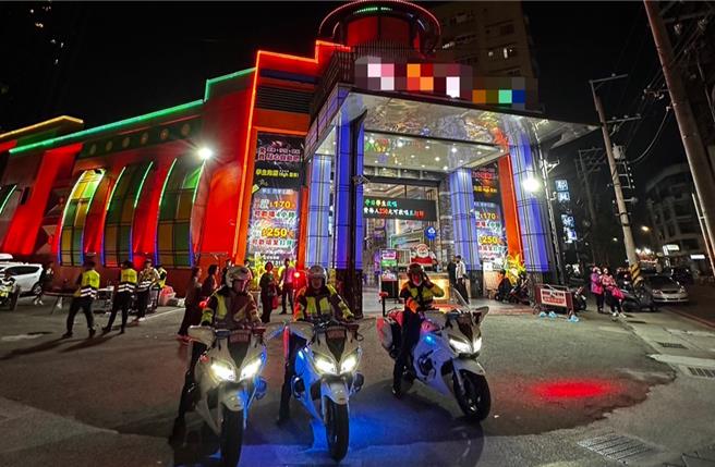 霧峰警分局12月7、8日連續2日晚間於轄內霧峰區民生路與吉峰路口、大里區大明路與永隆路口等2處執行聯合稽查等勤務。（霧峰警分局提供／馮惠宜台中傳真）