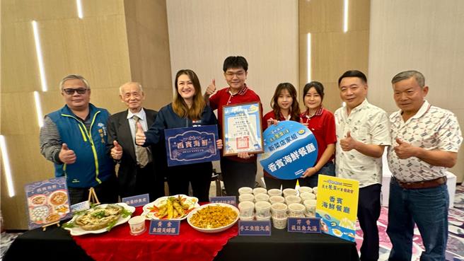 高市觀光局今年首度推出海線美食餐盤計畫，分為「海線推薦組」及「新菜店家組」，最終共有22間店家報名，經過美食祕密客訪店試吃評比後，選出10間優勝店家。（柯宗緯攝）