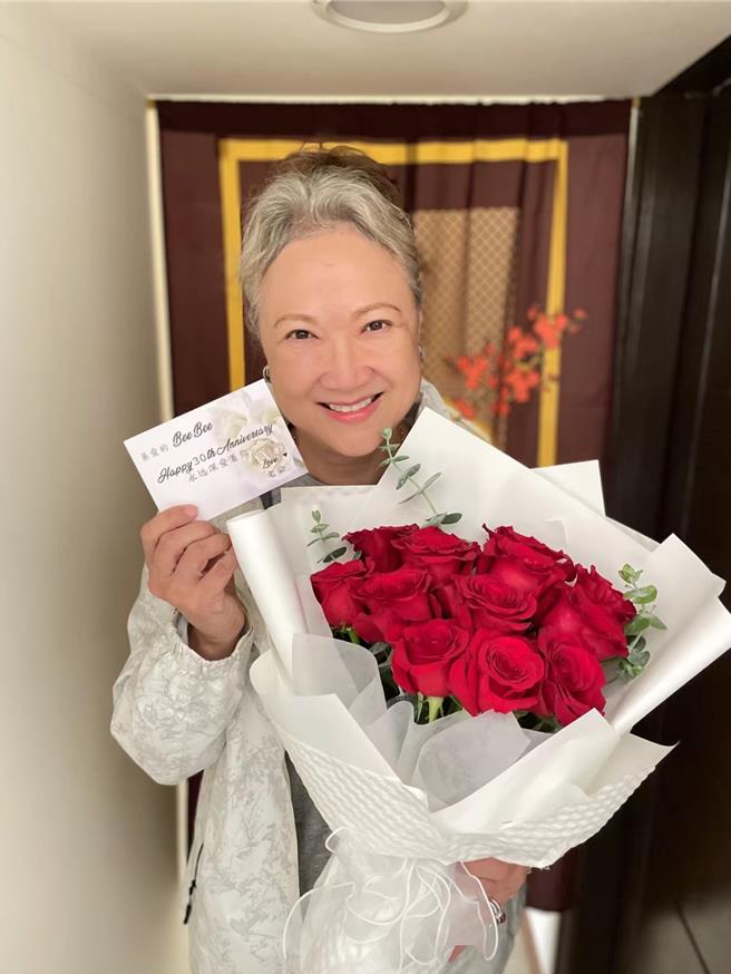洪慧芳收到監製老公鄭各評送上結婚30週年鮮花。（凱渥提供）