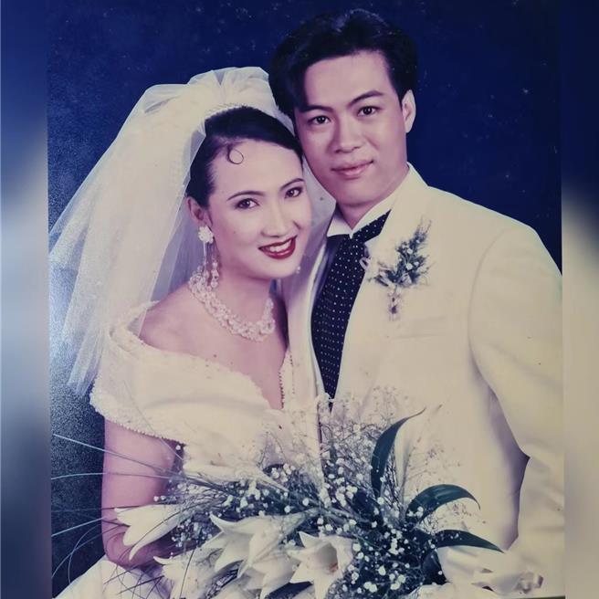 洪慧芳與監製老公鄭各評的結婚照。（凱渥提供）