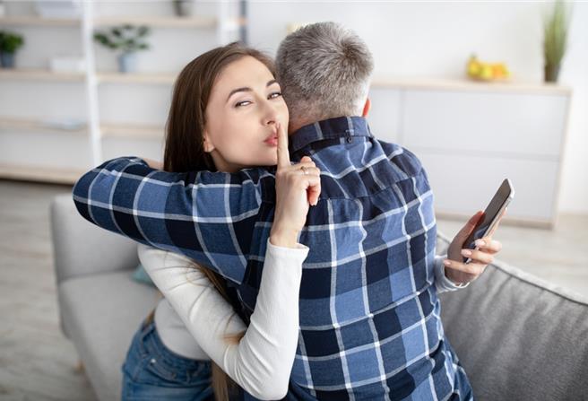 新北市一名林姓男子與黃姓人妻發展婚外情，兩人還多次發生性關係，被對方丈夫提告求償，新北地方法院判賠20萬元。（示意圖，Shutter Stock）