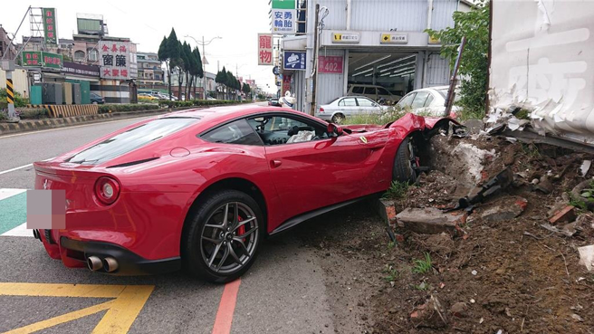 千萬法拉利超跑自撞車禍，維修費上看數百萬。（民眾提供／呂筱蟬桃園傳真）