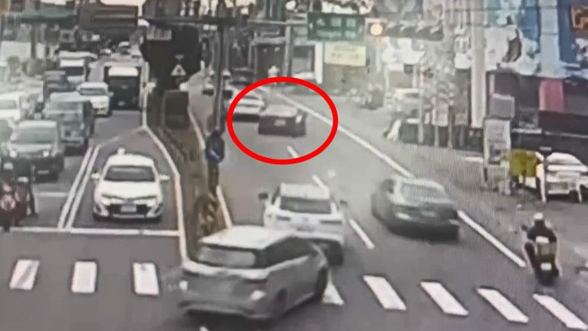 法拉利疑似要超車才會失控自撞。（翻攝畫面）