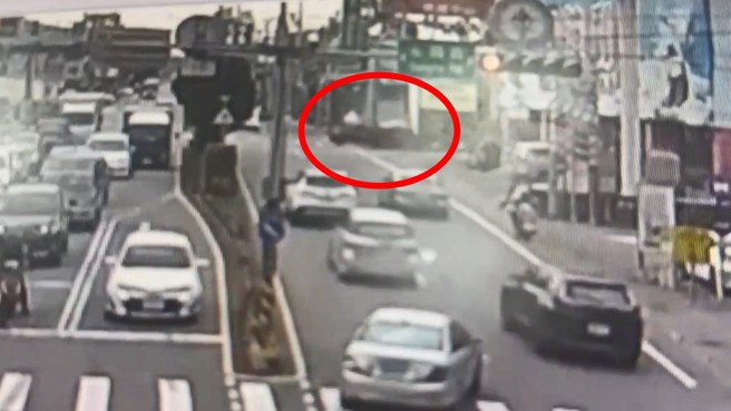 法拉利疑似要超車才會失控自撞。（翻攝畫面）