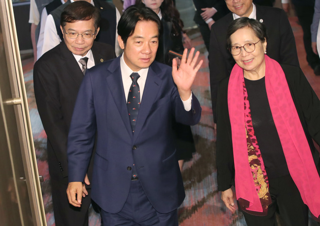 副總統賴清德（中）13日出席「2023年財團法人台灣觀光協會捐贈人年會暨成立67週年慶祝茶會」，在交通部長王國材（左）及觀光協會會長葉菊蘭（右）陪同走進會場。 （鄭任南攝）