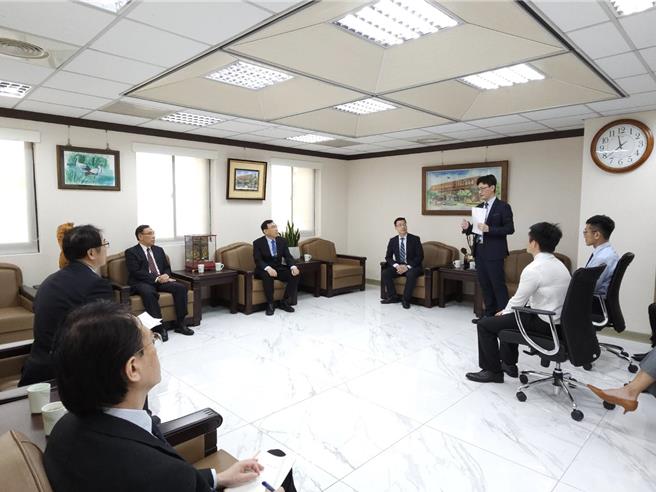 法務部長蔡清祥、檢察總長邢泰釗13日到北檢視察處理中心運作情形(北檢提供)