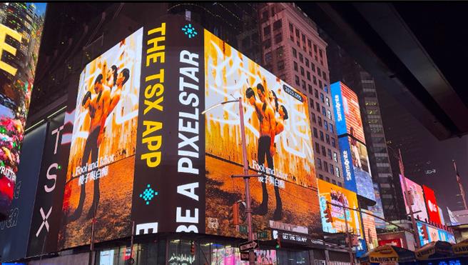 傻子与白痴登上纽约时代广场的LED萤幕。（傻子与白痴提供）