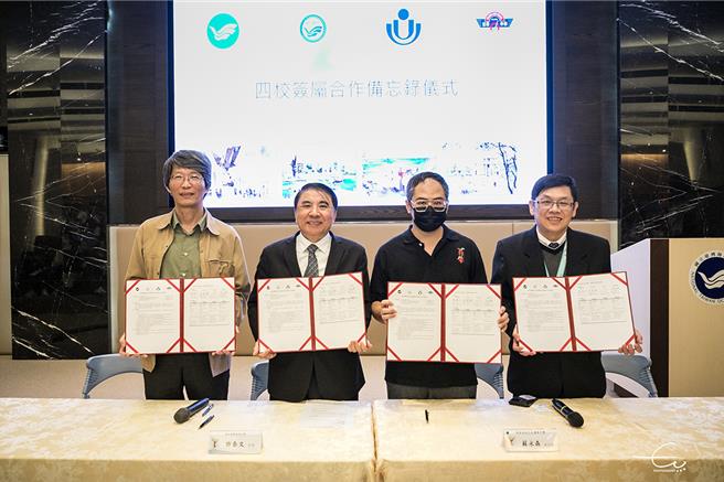 位于马来西亚的滨华中学13日至14日受邀来台参访国立台湾海洋大学，并与海大附中、二信高中同时交流，四校并签署合作备忘录（MOU），将共办教育交流与招生。图为海大校长许泰文（左二）代表与海大附中、基隆二信高中与马来西亚滨华中学签署MOU。（海大提供／徐佑升基隆传真）