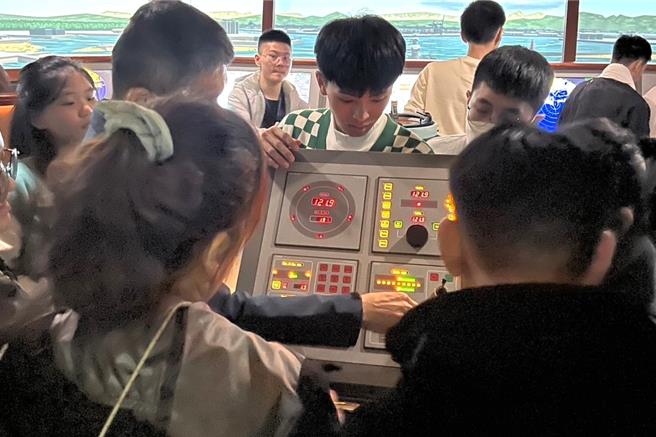 位于马来西亚的滨华中学13日至14日受邀来台参访国立台湾海洋大学，并与海大附中、二信高中同时交流，四校并签署合作备忘录（MOU），将共办教育交流与招生。图为滨华中学同学体验操船模拟系统。（海大提供／徐佑升基隆传真）