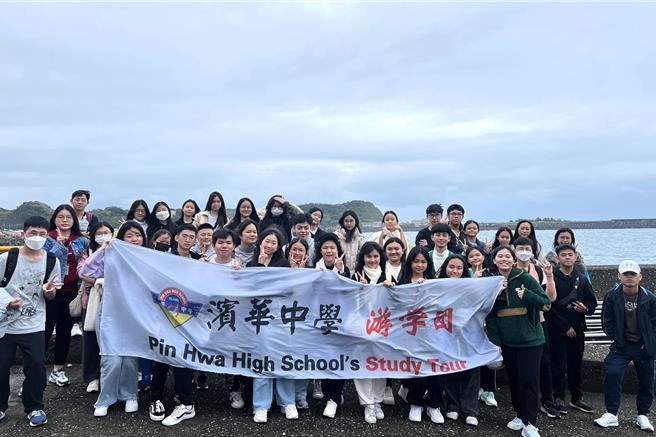 位于马来西亚的滨华中学13日至14日受邀来台参访国立台湾海洋大学，并与海大附中、二信高中同时交流，四校并签署合作备忘录（MOU），将共办教育交流与招生。图为滨华中学同学合影。（海大提供／徐佑升基隆传真）