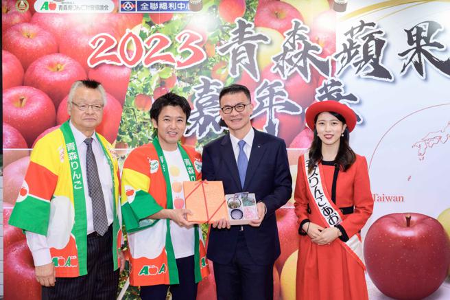 青森县长宫下宗一郎（左2）致赠青森工艺品给全联总经理蔡笃昌（右2），感谢全联对青森苹果的销售推广。（全联提供）