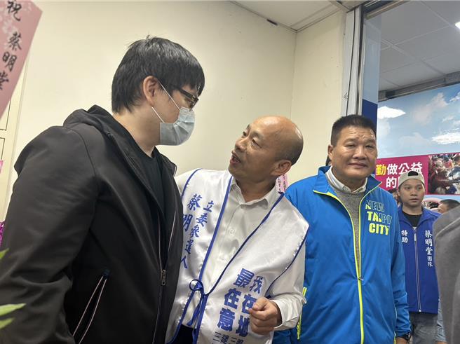 前高雄市長韓國瑜（中）與立委參選人蔡明堂（右）鼓勵汪先生，希望汪先生的母親能早日康復。（劉瑋晴攝）