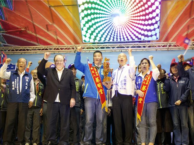 前高雄市長韓國瑜（前排右三）表示，未來在立法院會與蔡明堂（前排左三）合作無間，一起爭取三重建設。（劉瑋晴攝）