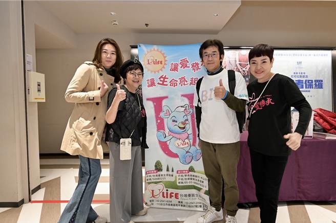 纪宝如（左二）被魏德圣的电影感动落泪。（台湾优质生命协会提供）