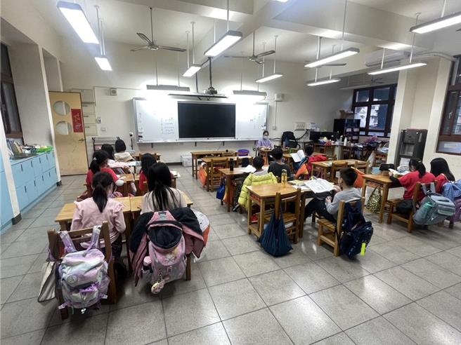 国民党总统参选人侯友宜今（13）日上午端出政策牛肉，提出学校课后照顾普及化，民进党议员廖宜琨指出，此政策2019年就已要求新北市府推动，认为侯友宜抄袭绿营政见。（新北市教育局提供／刘玮晴新北传真）