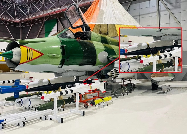 伊朗的Su-22戰機下，展示的是空射型彈道飛彈。(圖/Defense Blog)