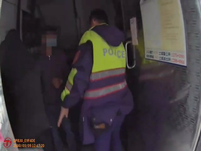 劉嫌遇到警察假裝是住戶，但遭警識破逮人。（警方提供）