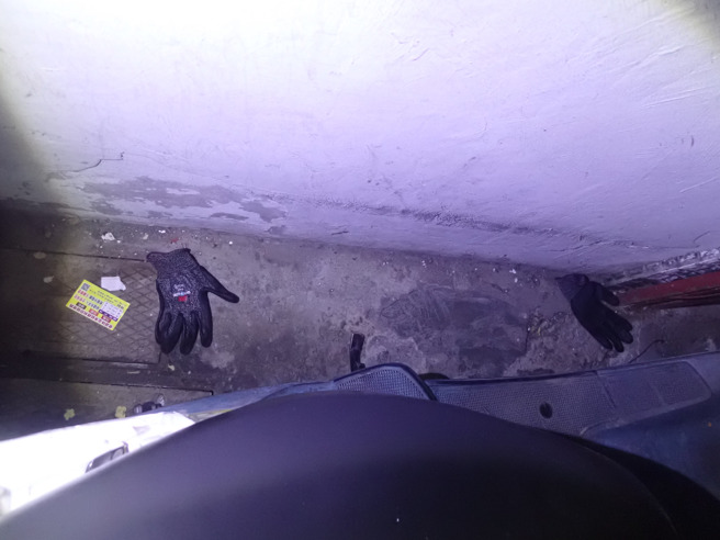 警方在樓梯間發現劉嫌棄置的手套跟犯案工具。（警方提供）