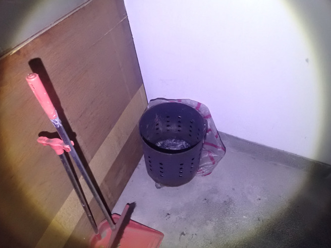 警方在樓梯間發現劉嫌棄置的手套跟犯案工具。（警方提供）