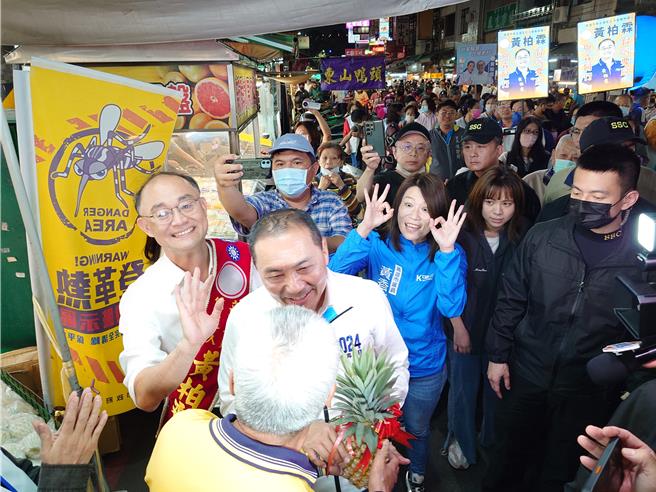 国民党总统参选人侯友宜今天下午结束左营、楠梓车扫行程后，晚间和体立委参选人黄柏霖前往吉林夜市扫街。（任义宇摄）