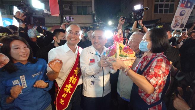 侯友宜扫街过程受到支持者欢迎，许多摊商送上象徵吉祥水果、小物，为侯友宜总统路祝贺。（任义宇摄）