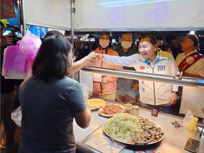 吉林夜市商家见侯友宜到访，纷纷放下手边工作与侯互动。（任义宇摄）